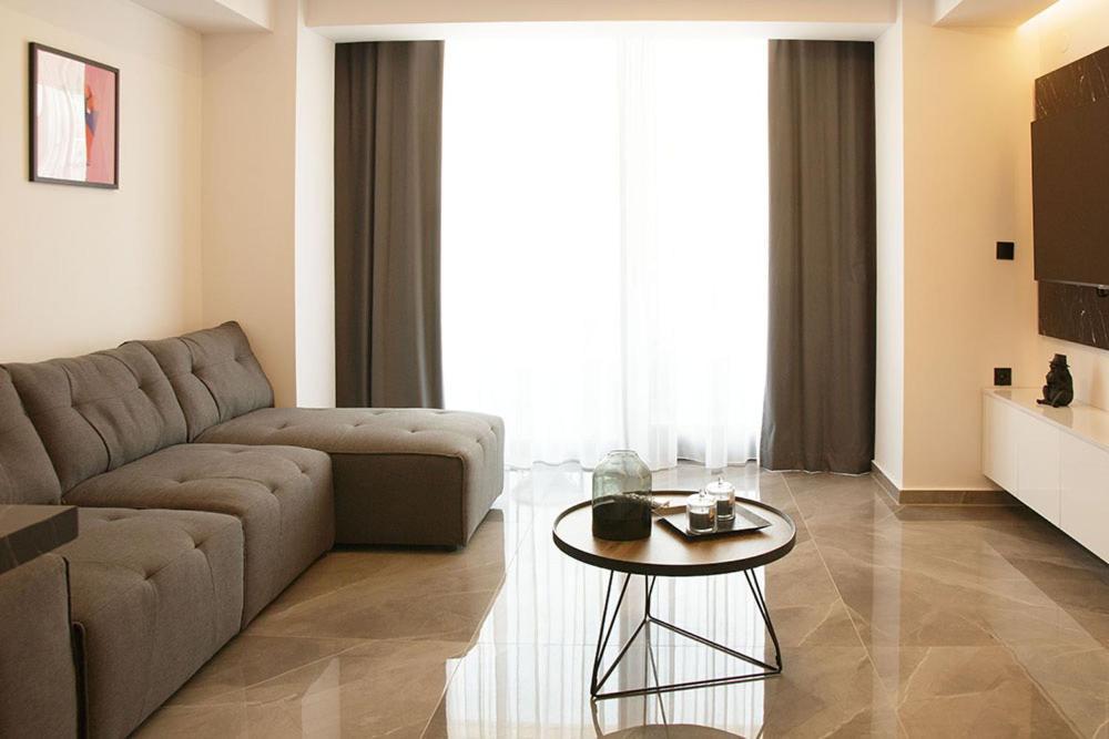 P J Luxury Suites เซเรส ภายนอก รูปภาพ